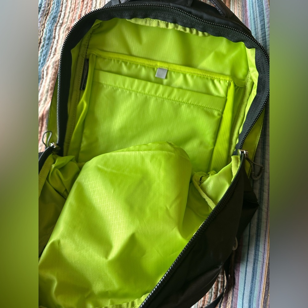 OSPREY 18L Black and Grey Backpack